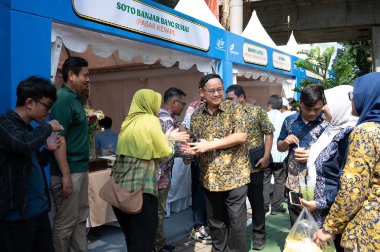 Direktur Utama Perumda Pasar Jaya Agus Himawan dalam Bazar UMKM dan Kuliner pada Kamis (18/6/2026) di Kantor Pusat Perumda Pasar Jaya (Dok Istimewa)