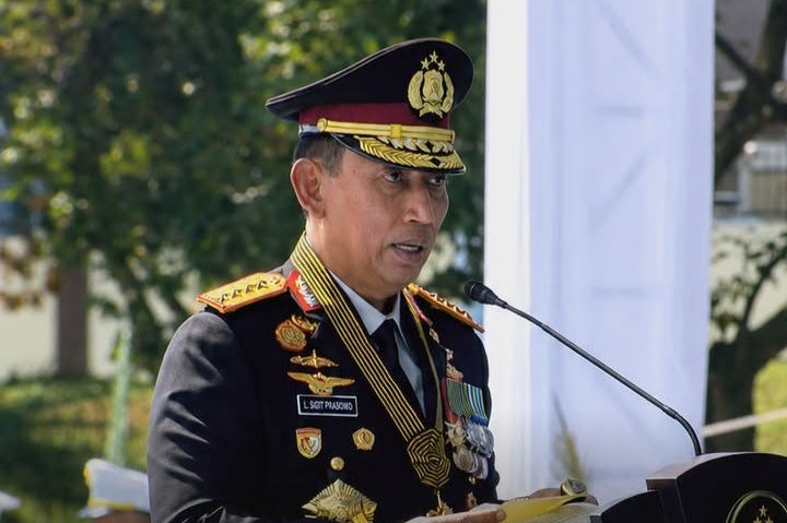 Kapolri Jenderal Listyo Sigit saat pidato di HUT Bhayangkara ke 80 pamer SPPG Polri ke Presiden RI Prabowo Subianto (Instagram @fakta.indo)