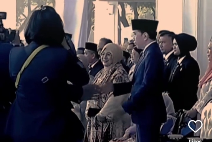 Foto saat Presiden RI Prabowo Subianto dan Presiden ke 7 RI Joko Widodo atau Jokowi bertemu di HUT Bhayangkara ke 80 (Instagram @kementerian_kontroversi)