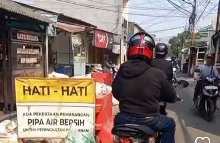 Ilustrasi galian di Jakarta yang menyebabkan kemacetan jalan (Instagram @lintascondetupdate)