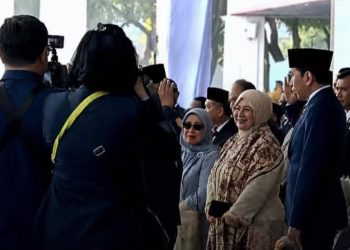 Momen Presiden RI Prabowo Subianto memberi hormat kepada Presiden ke 7 RI Joko Widodo atau Jokowi saat HUT Bhayangkara ke 80 (Instagram @rudyh_kuningan)