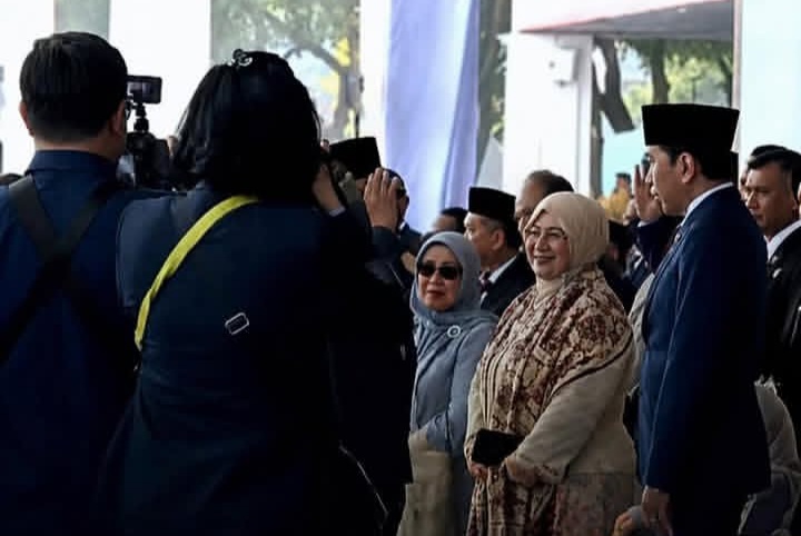 Momen Presiden RI Prabowo Subianto memberi hormat kepada Presiden ke 7 RI Joko Widodo atau Jokowi saat HUT Bhayangkara ke 80 (Instagram @rudyh_kuningan)