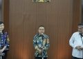 Menaker Yassierli bicara soal PHK karyawan Tokopedia dan TikTok. Foto Yassierli kanan mengenakan kemeja putih, Wakil Ketua DPR RI Sufmi Dasco Ahmad tengah dan Presiden Director PT Tokopedia, Stephanie Susilo (Instagram @sufmi_dasco)
