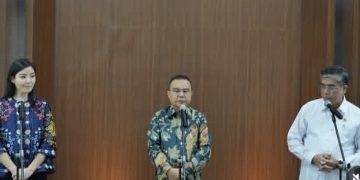 Menaker Yassierli bicara soal PHK karyawan Tokopedia dan TikTok. Foto Yassierli kanan mengenakan kemeja putih, Wakil Ketua DPR RI Sufmi Dasco Ahmad tengah dan Presiden Director PT Tokopedia, Stephanie Susilo (Instagram @sufmi_dasco)