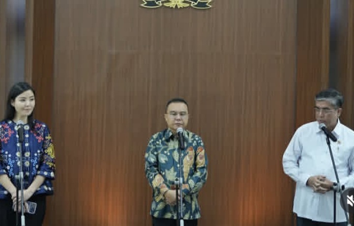 Menaker Yassierli bicara soal PHK karyawan Tokopedia dan TikTok. Foto Yassierli kanan mengenakan kemeja putih, Wakil Ketua DPR RI Sufmi Dasco Ahmad tengah dan Presiden Director PT Tokopedia, Stephanie Susilo (Instagram @sufmi_dasco)