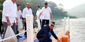 Foto Sekjen PDI Perjuangan Hasto Kristiyanto tebar 10 ribu bibit ikan saat ultah ke 56 (Instagram @bungkusuma2)