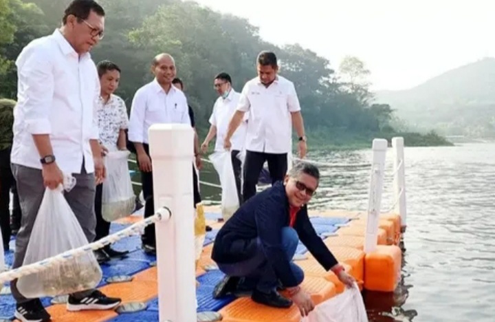 Foto Sekjen PDI Perjuangan Hasto Kristiyanto tebar 10 ribu bibit ikan saat ultah ke 56 (Instagram @bungkusuma2)