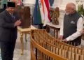 PM India Narendra Modi saat mencoba bermain angklung cendera mata dari Presiden RI Prabowo Subianto (Instagram @sekretariat.kabinet)