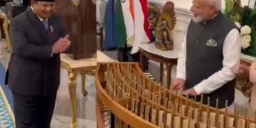 PM India Narendra Modi saat mencoba bermain angklung cendera mata dari Presiden RI Prabowo Subianto (Instagram @sekretariat.kabinet)