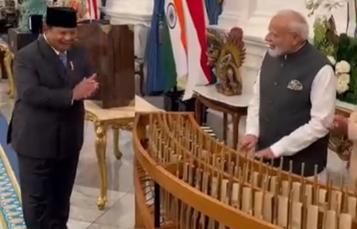 PM India Narendra Modi saat mencoba bermain angklung cendera mata dari Presiden RI Prabowo Subianto (Instagram @sekretariat.kabinet)
