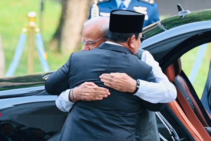 PM India Narendra Modi dan Presiden RI Prabowo Subianto saling berpelukan erat (Instagram @sekretariat.kabinet)