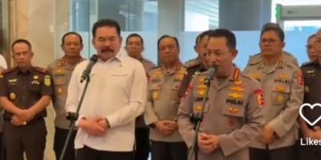 Kapolri Jenderal Pol Listyo Sigit dan Jaksa Agung ST Burhanuddin konferensi pers usai gelar pertemuan di Gedung Kejagung, Senin sore 13 Juli 2026 (Instagram @jayalah.negriku)