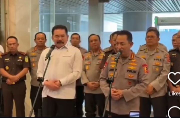 Kapolri Jenderal Pol Listyo Sigit dan Jaksa Agung ST Burhanuddin konferensi pers usai gelar pertemuan di Gedung Kejagung, Senin sore 13 Juli 2026 (Instagram @jayalah.negriku)