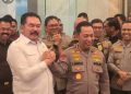Kapolri Jenderal Pol Listyo Sigit dengan Jaksa Agung ST Burhanuddin beri salam komando saat kedua bertemu di gedung Kejagung, Senin 13 Juli 2026 (Instagram @terkinidotid)