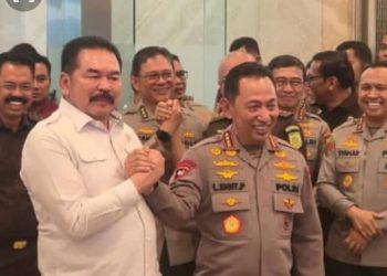 Kapolri Jenderal Pol Listyo Sigit dengan Jaksa Agung ST Burhanuddin beri salam komando saat kedua bertemu di gedung Kejagung, Senin 13 Juli 2026 (Instagram @terkinidotid)