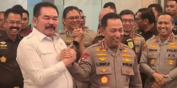 Kapolri Jenderal Pol Listyo Sigit dengan Jaksa Agung ST Burhanuddin beri salam komando saat kedua bertemu di gedung Kejagung, Senin 13 Juli 2026 (Instagram @terkinidotid)