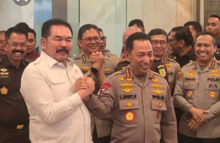 Kapolri Jenderal Pol Listyo Sigit dengan Jaksa Agung ST Burhanuddin beri salam komando saat kedua bertemu di gedung Kejagung, Senin 13 Juli 2026 (Instagram @terkinidotid)
