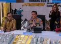 Penemuan barang bukti di rumah Febrie Adriansyah berupa emas batangan dan uang dolar AS-Singapura (Instagram @norecehinfo)