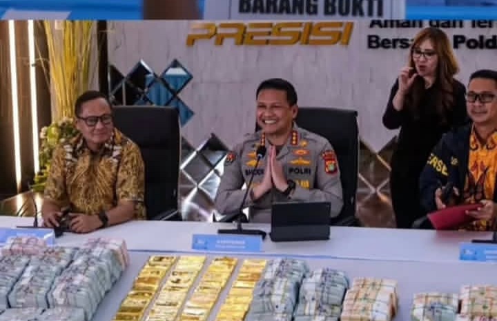 Penemuan barang bukti di rumah Febrie Adriansyah berupa emas batangan dan uang dolar AS-Singapura (Instagram @norecehinfo)