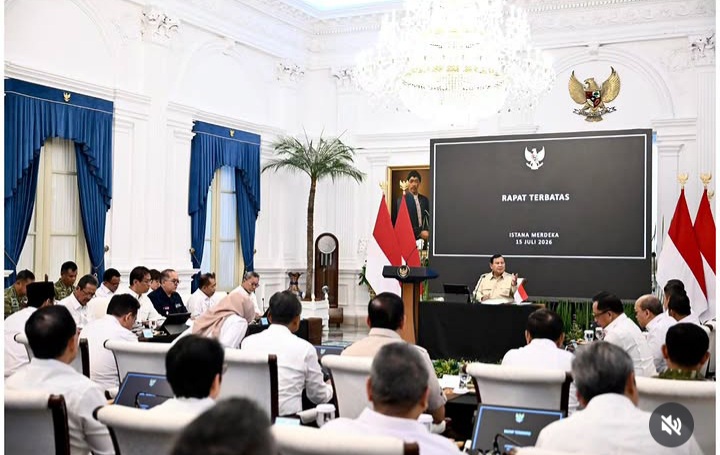 Presiden RI Prabowo Subianto gelar rapat bahas MBG dan Kopdes Merah Putih (Instagram @sekretariat.kabinet)