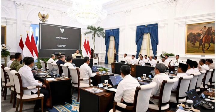 Presiden RI Prabowo perintahkan kementerian bantu BGN benahi tata kelola MBG saat gelar rapat bersama pimpinan BGN dan sejumlah menteri di Istana, Rabu 15 Juli 2026 (Instagram @sekretariat.kabinet)