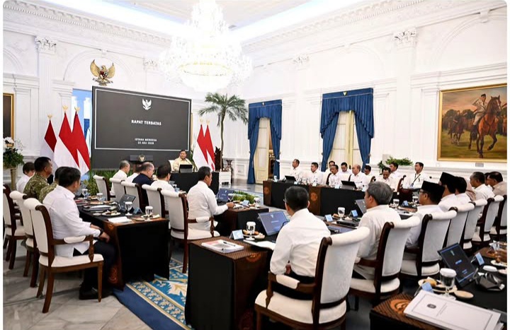 Presiden RI Prabowo perintahkan kementerian bantu BGN benahi tata kelola MBG saat gelar rapat bersama pimpinan BGN dan sejumlah menteri di Istana, Rabu 15 Juli 2026 (Instagram @sekretariat.kabinet)