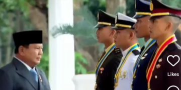 Presiden Prabowo saat menyematkan pangkat kepada empat taruna terbaik TNI-Polri pada Rabu 22 Juli 2026 (Instagram @polisi_indonesia)
