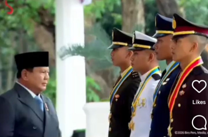 Presiden Prabowo saat menyematkan pangkat kepada empat taruna terbaik TNI-Polri pada Rabu 22 Juli 2026 (Instagram @polisi_indonesia)