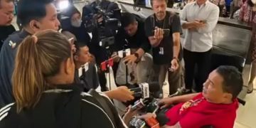 Hotman Paris Hutapea mundur dari pengacara Febrie Adriansyah. Foto saat Hotmab ditemui di bandara oleh awak media saat akan terbang ke Singapura, Jumat 24 Juli 2026 (Instagram @hotmanparisofficial)