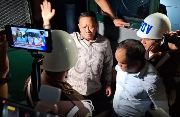Febrie Adriansyah tiba di rutan KPK tanpa mengenakan rompi tahanan (Instagram @koranbaliexpress)