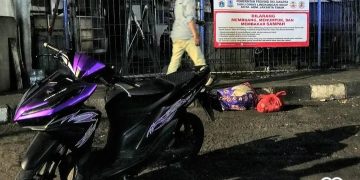Sudin LH pergoki tiga warga Jaktim buang sampah sembarangan tepat di bawah spanduk larangan (Instagram @sudinlingkunganhidupjaktim)