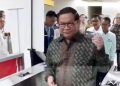 Gubernur DKI Jakarta Pramono Anung saat mencoba tap in-out kartu kredit (Instagram @pramonoanungw)