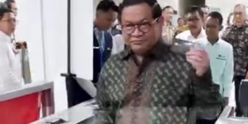 Gubernur DKI Jakarta Pramono Anung saat mencoba tap in-out kartu kredit (Instagram @pramonoanungw)