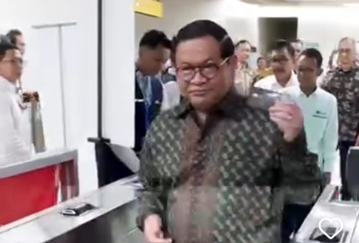 Gubernur DKI Jakarta Pramono Anung saat mencoba tap in-out kartu kredit (Instagram @pramonoanungw)