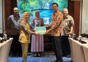 Direktur Utama PLN Enjiniring periode sebelumnya, Chairani Rachmatullah (kiri), secara simbolis melakukan estafet kepemimpinan kepada Direktur Utama PLN Enjiniring, Handy Wihartady (kanan). (Dok: Istimewa)