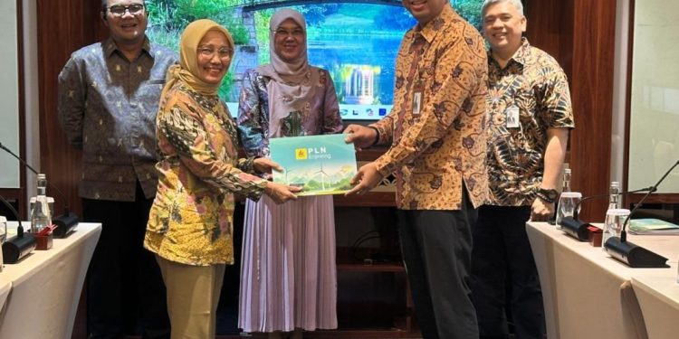 Direktur Utama PLN Enjiniring periode sebelumnya, Chairani Rachmatullah (kiri), secara simbolis melakukan estafet kepemimpinan kepada Direktur Utama PLN Enjiniring, Handy Wihartady (kanan). (Dok: Istimewa)