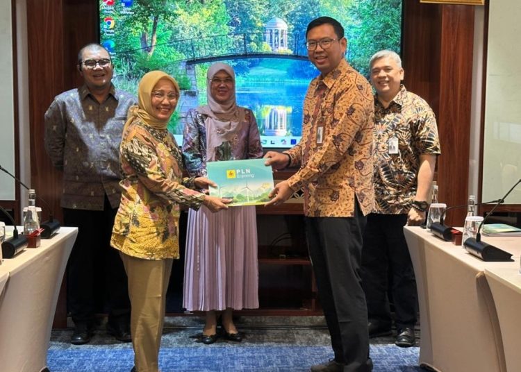 Direktur Utama PLN Enjiniring periode sebelumnya, Chairani Rachmatullah (kiri), secara simbolis melakukan estafet kepemimpinan kepada Direktur Utama PLN Enjiniring, Handy Wihartady (kanan). (Dok: Istimewa)