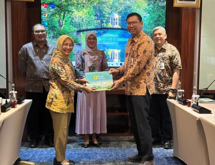 Direktur Utama PLN Enjiniring periode sebelumnya, Chairani Rachmatullah (kiri), secara simbolis melakukan estafet kepemimpinan kepada Direktur Utama PLN Enjiniring, Handy Wihartady (kanan). (Dok: Istimewa)