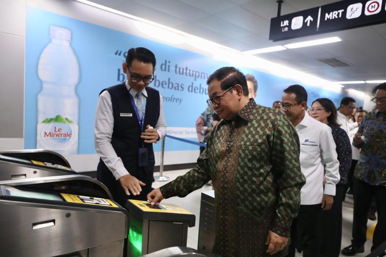 Gubernur DKI Jakarta, Pramono Anung dalam peluncuran sistem pembayaran tiket MRT Jakarta menggunakan kartu kredit nirsentuh (Dok Pemprov DKI)