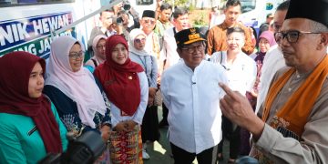 Gubernur DKI Jakarta Pramono Anung meninjau Mobil Klinik Hewan Keliling di Jakarta Timur. (Dok: Diskominfotik DKI)