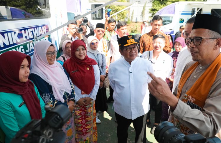 Gubernur DKI Jakarta Pramono Anung meninjau Mobil Klinik Hewan Keliling di Jakarta Timur. (Dok: Diskominfotik DKI)