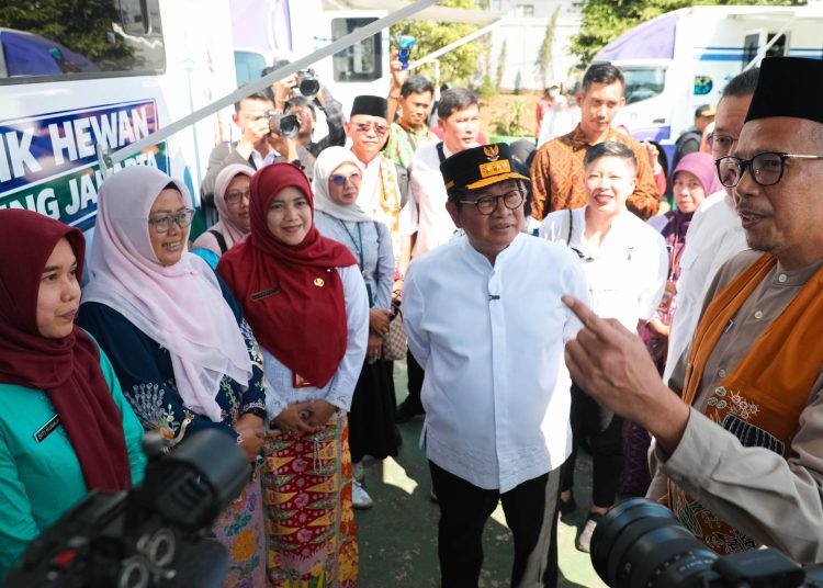 Gubernur DKI Jakarta Pramono Anung meninjau Mobil Klinik Hewan Keliling di Jakarta Timur. (Dok: Diskominfotik DKI)