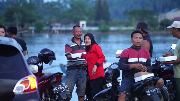 PDIP Nias Selatan berbagi dengan kaum buruh