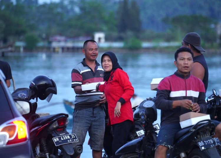 PDIP Nias Selatan berbagi dengan kaum buruh