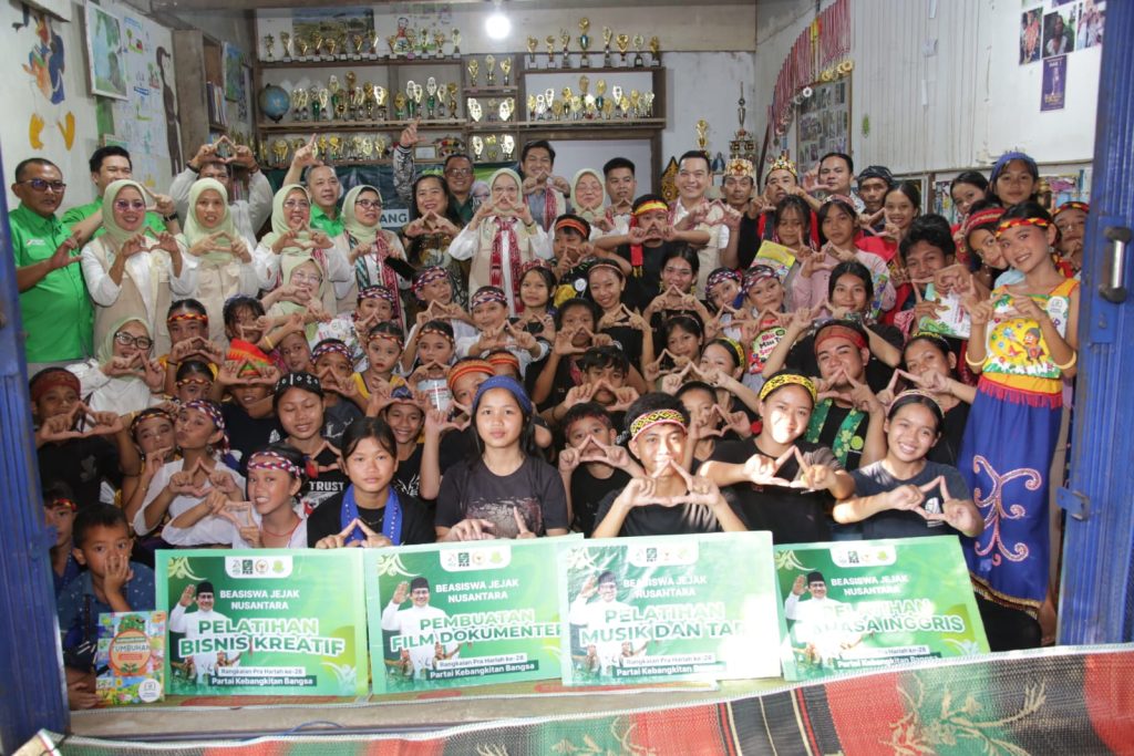 PKB Serahkan Beasiswa Jejak Nusantara ke Siswa Sekolah Alam Arus Kualan di Harlah ke-28