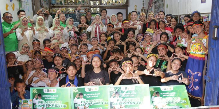 PKB Serahkan Beasiswa Jejak Nusantara ke Siswa Sekolah Alam Arus Kualan di Harlah ke-28