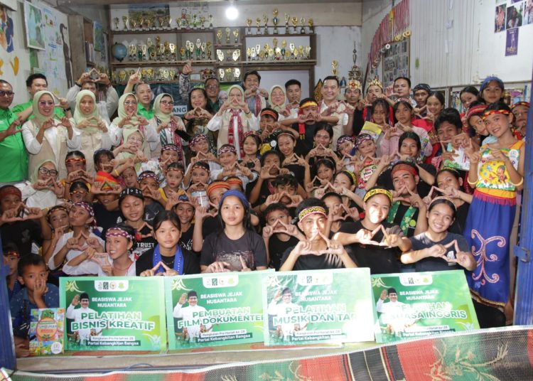 PKB Serahkan Beasiswa Jejak Nusantara ke Siswa Sekolah Alam Arus Kualan di Harlah ke-28