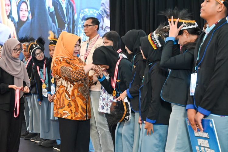 Plt Setjen MPR RI Siti Fauziah saat ikuti lomba LCC di Papua Selatan