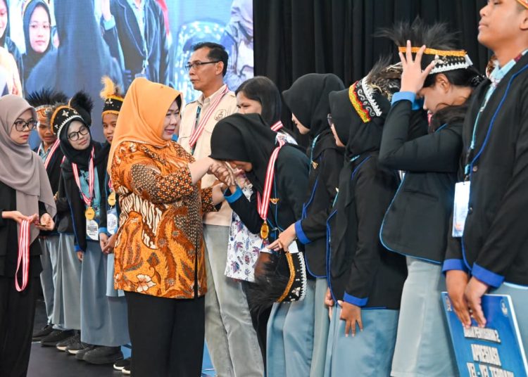 Plt Setjen MPR RI Siti Fauziah saat ikuti lomba LCC di Papua Selatan