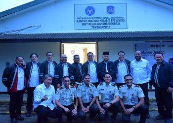 Marinus Gea bersama Komisi XIII DPR RI saat kunjungna di Mimika, Papua